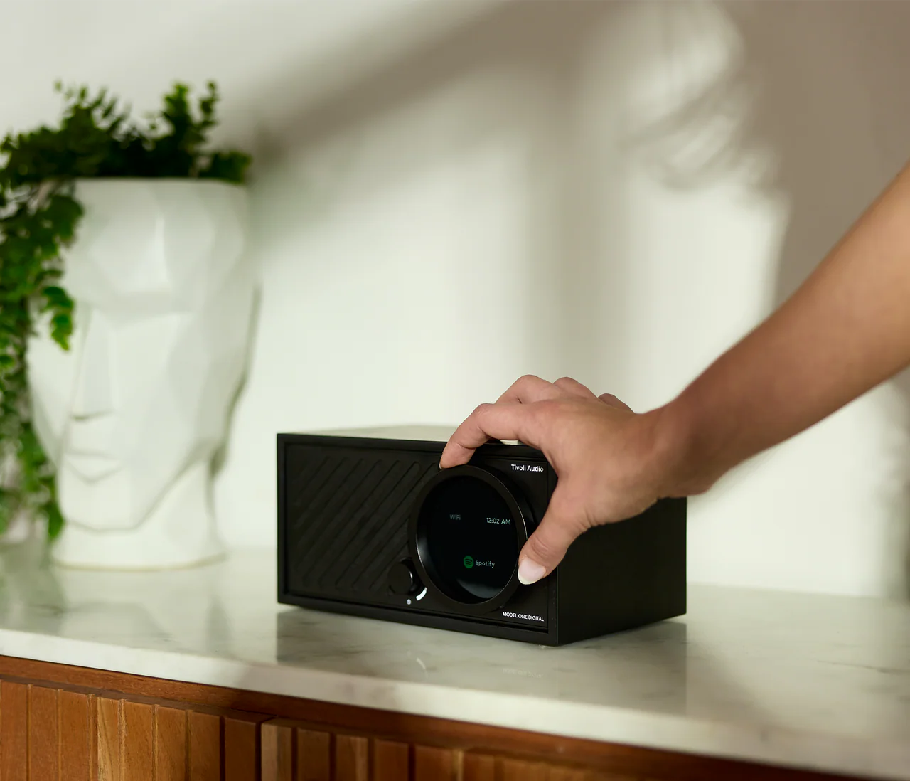 Tivoli Audio Ελλάδα model one digital Ραδιόφωνο με Bluetooth στην Apopsis Sound Ελλάδα και Κύπρος