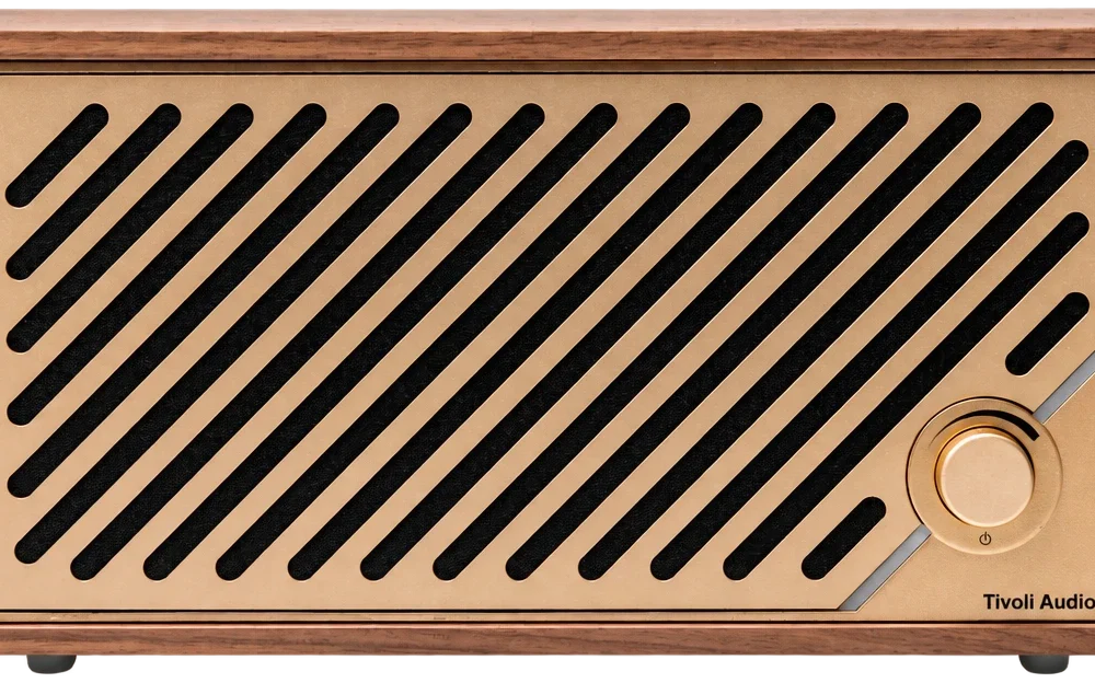 Tivoli Audio Model Two Digital σε καρυδιά με χρυσές λεπτομέρειες, εμπρόσθια όψη